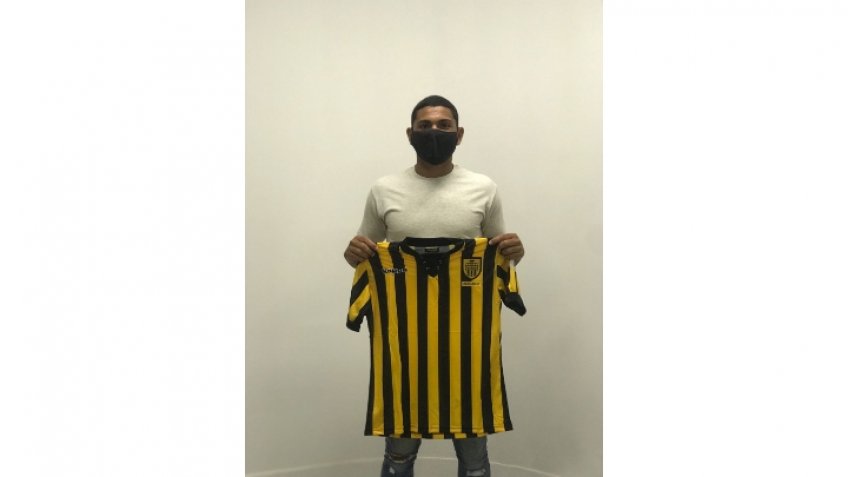 Seis juveniles firmaron su primer contrato con Santamarina